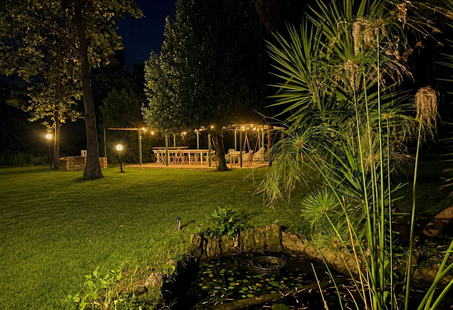 Gazebo e laghetto di notte
